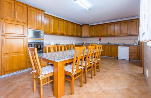 Albufeira Villa | Large Spacious 4 Bed Villa With Private Pools, Air Conditioning And Sea Views
