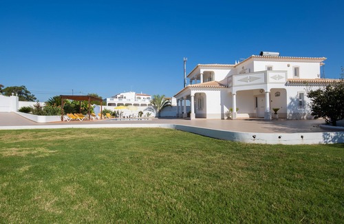 Albufeira Villa | Large Spacious 4 Bed Villa With Private Pools, Air Conditioning And Sea Views