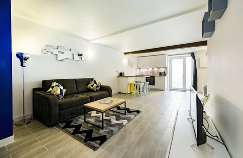 Saint-Jean-de-Vedas Apartment | Large studio in the heart of the village