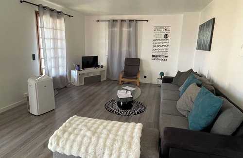 Taglio-Isolaccio Apartment | Large T4 apartment with terrace close to beaches and town