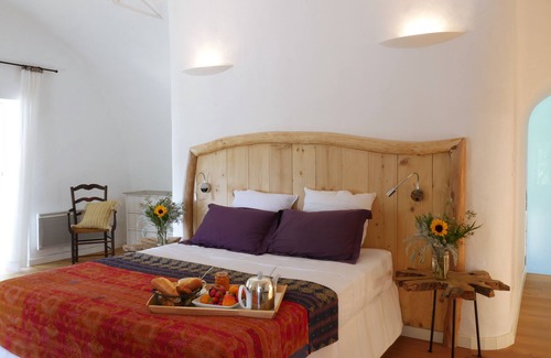 Canale-di-Verde Villa | Large traditional Corsican property including a sheepfold with its feet in the fresh water .