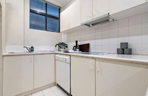 Melbourne Central Business District Apartment | Large Two-bedroom Flinders St apartment, on Hosier Lane. Easy walk to MCG and AO