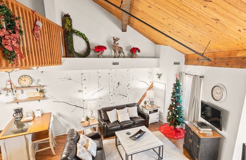 Wintergreen Condo | Large update Mountain Inn lodge room close to restaurants and slopes.
