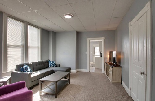 Quincy Apartment | Large Updated Ground Level 1-bedroom East Facing w/Wi-Fi