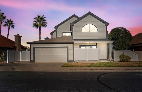 Discovery Bay House | * Large Updated Waterfront Delta Manor Boat Dock *