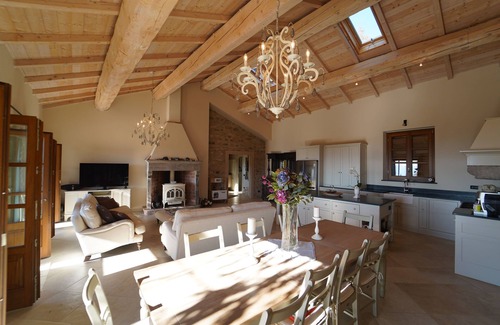 Licciana Nardi Villa | Large Villa, Stunning Garden, Panoramic Views & Private Pool. Pax10
