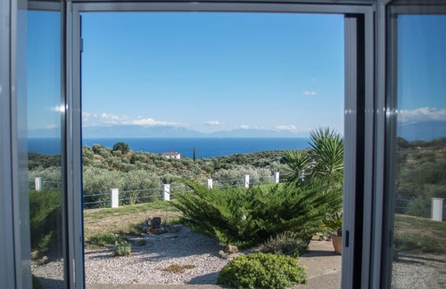 Kakorrevma Villa | Large villa with pool in a peaceful and private setting. For up to 6 people.