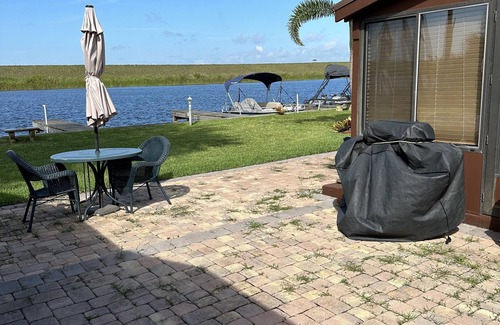 Okeechobee Cabin | Large waterfront cabin with dock and access to Lake Okeechobee