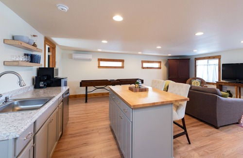 River West House | ~LARGE WESTSIDE HOME~ Walk to everything! Welcome to KINGSTON HOUSE