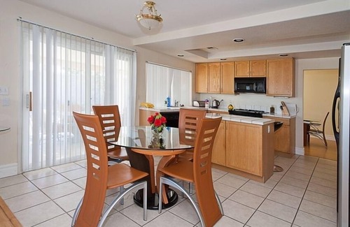 Sovana House | Las Vegas Luxury 4 BR house with the pool. 10 min drive from the Strip.