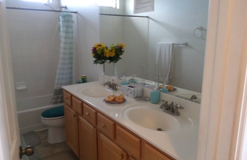 North Las Vegas House | Las Vegas Rest stop. Cozy Escape! Crash here!