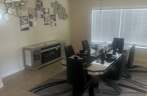 Enterprise House | Las Vegas Spacious 4-bedroom mini mansion with AC, WiFi and much more
