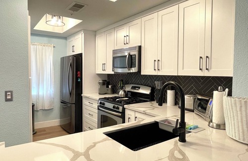 Las Vegas Condo | Las Vegas Strip - Cozy 2-bedroom, 2 - bathroom condo with WiFi, AC, Pool & Gym
