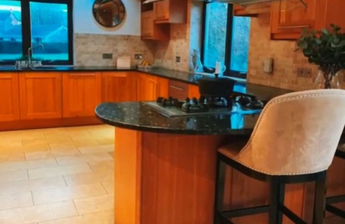 Frampton Cotterell Villa | "Last Minute availability " Large Luxury 5 Bedroom Villa hot tub on request
