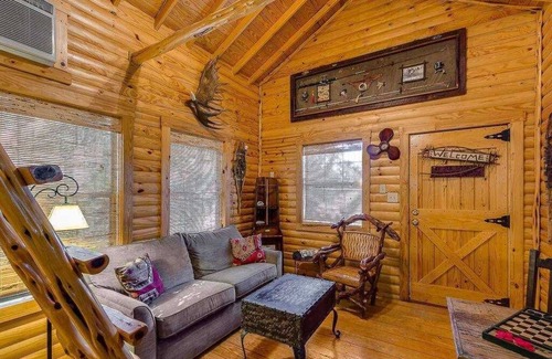 Bandera Cabin | Last Outpost-Cedar Loft