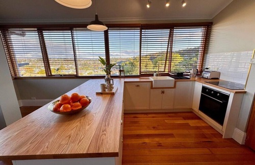 West Launceston House | Launceston Home Fire Pit BBQ & Spa Perfect Getaway