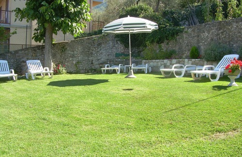 Castelletto Apartment | Laura apartment with balcony, garden and lake view