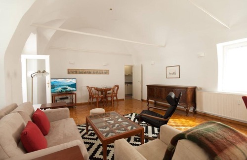 Ljubljana Old Town Apartment | Laura Tour As/Charming 1BR, AC, quiet apartment by Town Hall