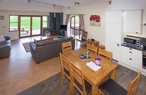 Linlithgow Apartment | Laurel Cottage - sleeps 8 guests in 3 bedrooms