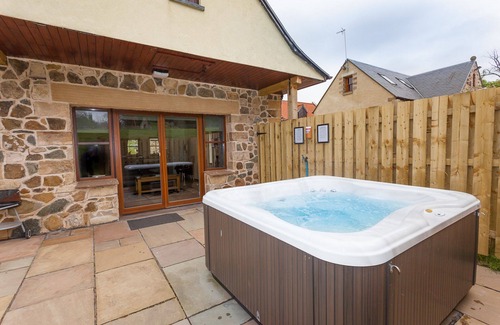 Linlithgow Apartment | Laurel Cottage - sleeps 8 guests in 3 bedrooms