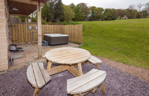 Linlithgow Apartment | Laurel Cottage - sleeps 8 guests in 3 bedrooms