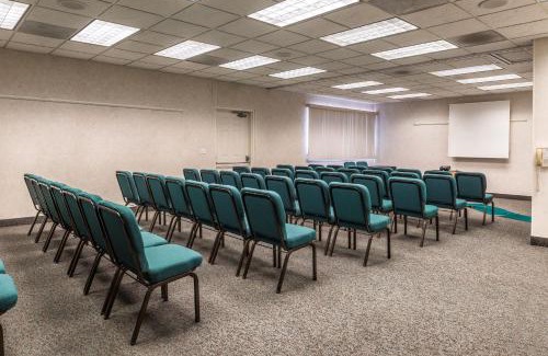 Salinas Hotel | Laurel Inn & Conference Center