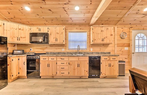 Laurelville Cabin | Laurelville Cabin < 11 Mi to Old Man's Cave!