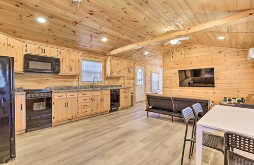 Laurelville Cabin | Laurelville Cabin < 11 Mi to Old Man's Cave!