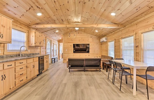 Laurelville Cabin | Laurelville Cabin < 11 Mi to Old Man's Cave!