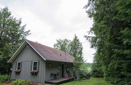 Harrington Cottage | Laurentian Lakeside Cottages 49, 3-season, 3-bedroom, 1.5 bath cottage sleeps 6