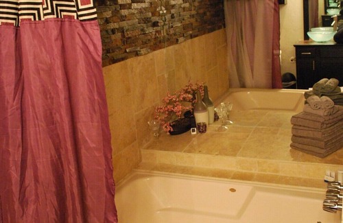 Norman Apartment | Lavender Suite at Whispering Pines Inn