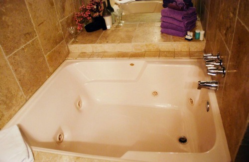 Norman Apartment | Lavender Suite at Whispering Pines Inn