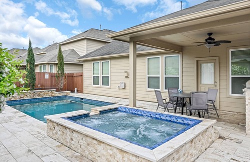 Spring House | Lavender Wonder - 6 Bdrm, 3.5 bath with pool & spa