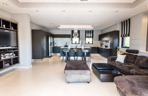 Palaia Fokaia Villa | Lavish Athens Pool Villa - Indulge in Luxury