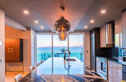 El Centenario Apartment | Lavish Bayview Penthouse, Beachfront Complex!
