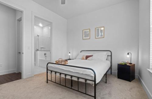 West Oak Hill Apartment | Lavish Escape 1Bd1Ba Pool w Golf Sim