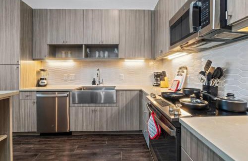 West Oak Hill Apartment | Lavish Escape 1Bd1Ba Pool w Golf Sim