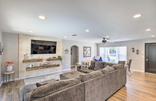 Holiday Lakes West House | Lavish Holiday Home with Lanai and Heated Outdoor Pool