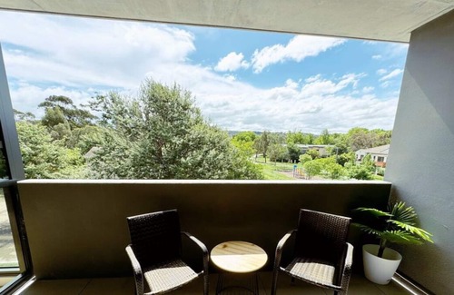Lyneham Apartment | Lavish in Lyneham - 2BD 1Bth Apt