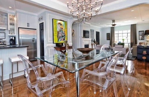 Myers Park Condo | Lavish Myers Park 2BR King Condo | Porch | Private