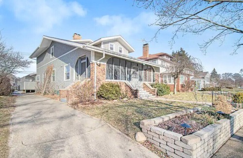 Mishawaka House | Lavish River Front Home 1 Mile From Notre Dame