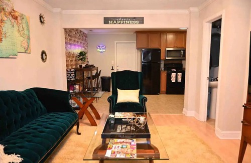 Charlotte House | Lavish Townhome with King & Queen Beds in Plaza Midwood-10 min drive uptown