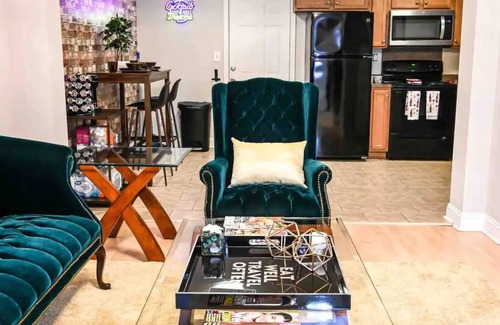 Charlotte House | Lavish Townhome with King & Queen Beds in Plaza Midwood-10 min drive uptown