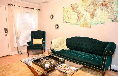 Charlotte House | Lavish Townhome with King & Queen Beds in Plaza Midwood-10 min drive uptown