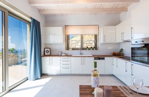 Zerviana Villa | Lavish Villa for 7 overlooking Phalasarna Beach