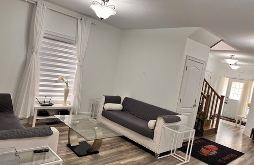 Thorold House | Lavishly furnished duplex. 4 bedrooms, 4 washrooms, accommodates up to 10 people