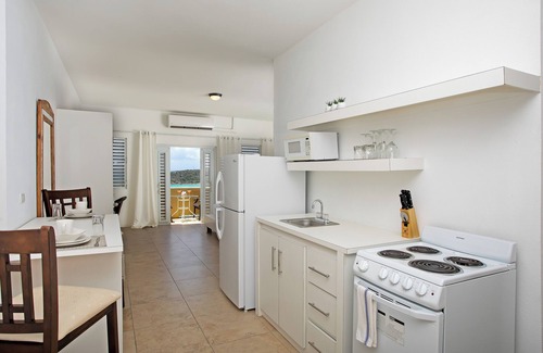 The Valley Condo | LaVue Inn- Central, Affordable, CLEAN & Ocean View with Kitchen!