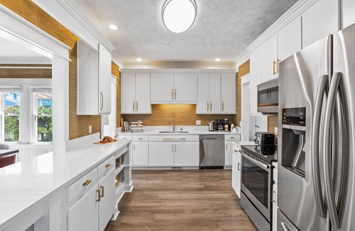 Oak Island House | LayLow: Oceanview, Hot Tub, Arcade, Mini-Golf 4BR/3BA Steps to Beach