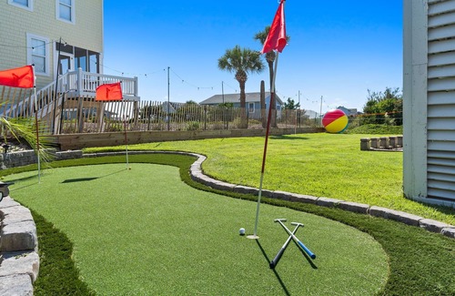 Oak Island House | LayLow: Oceanview, Hot Tub, Arcade, Mini-Golf 4BR/3BA Steps to Beach