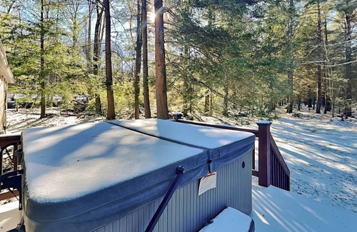 Thayerville House | Lazy Bear Cabin | Fantastic Location, Hot Tub